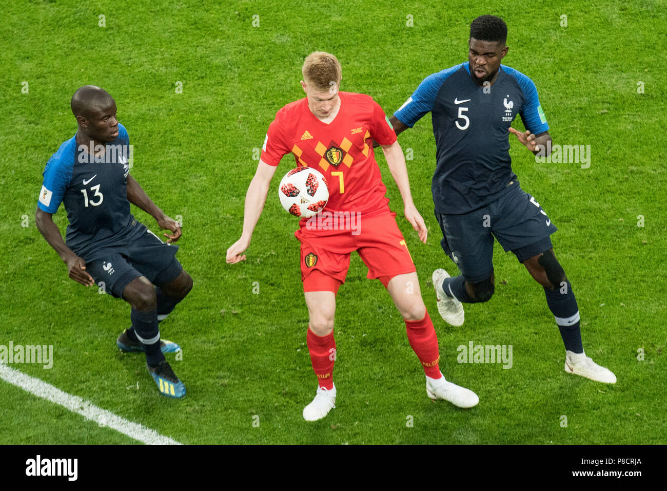 Saint-pétersbourg, Russie. 11 juillet, 2018. Kevin DE BRUYNE (mi., BEL) contre Samuel UMTITI (droit, FRA) et Ngolo KANTE (FRA), action, lutte pour le ballon, France (FRA) - Belgique (BEL) 1 : 0, demi-finales, match 61, le 10.07.2018 à Saint-Pétersbourg ; Coupe du Monde de Football 2018 en Russie à partir de la 14.06. - 15.07.2018. © | Conditions de crédit dans le monde entier : dpa/Alamy Live News Banque D'Images