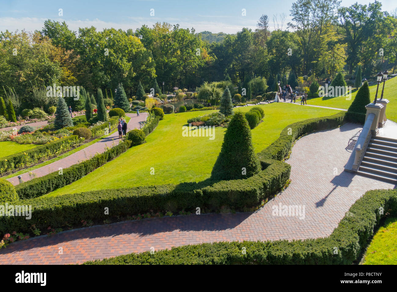 Un panorama du parc avec le paysage magnifique faite d'arbustes arbustes, fleurs et pelouses. Mezhygirya l'Ukraine . Pour votre conception Banque D'Images