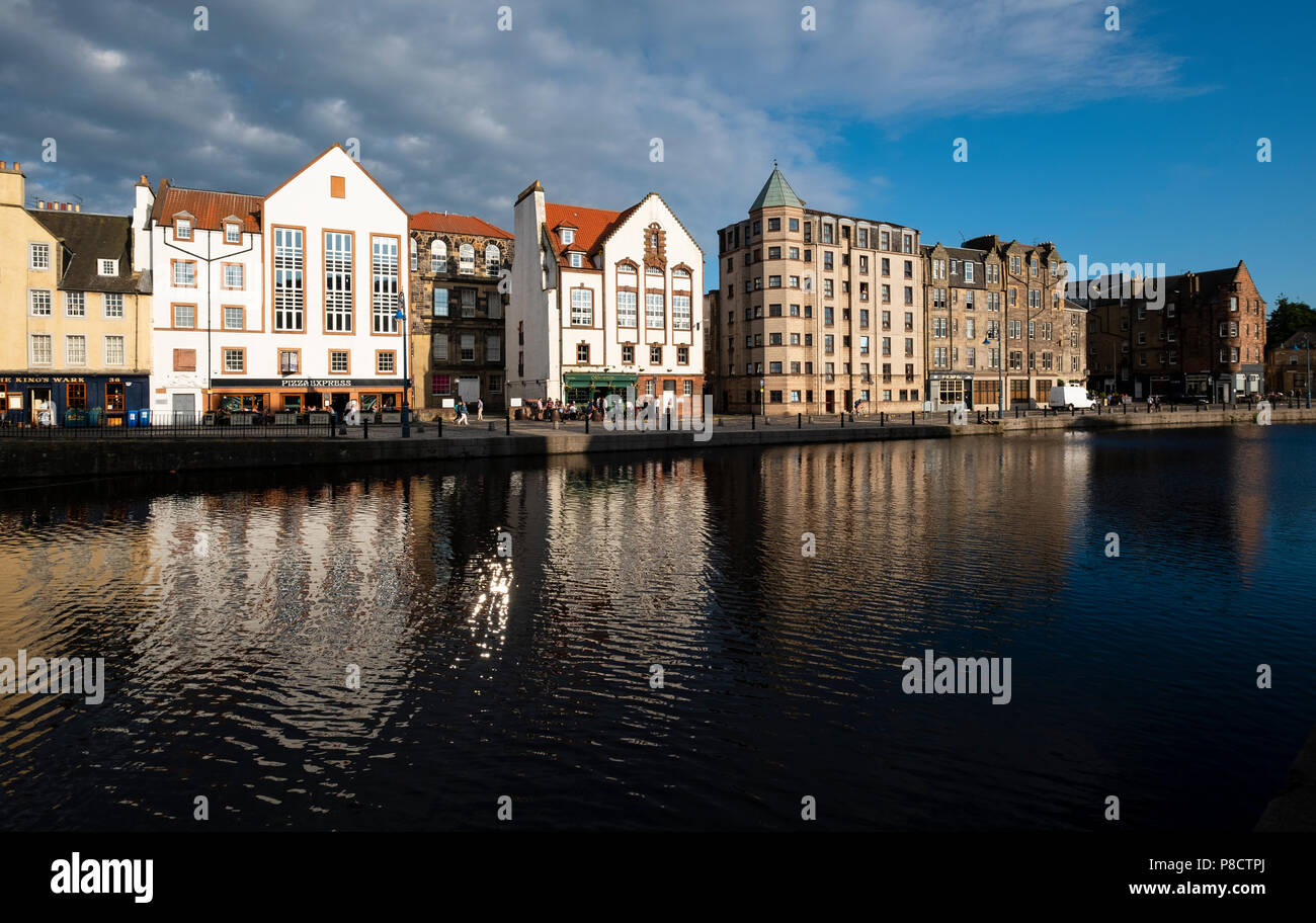 Soirée soleil d'été sur la rive au bord de l'eau de Leith à Leith, Édimbourg, Écosse, Royaume-Uni Banque D'Images