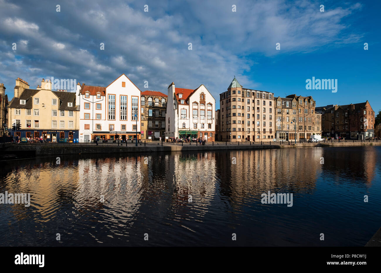 Soirée soleil d'été sur la rive au bord de l'eau de Leith à Leith, Édimbourg, Écosse, Royaume-Uni Banque D'Images