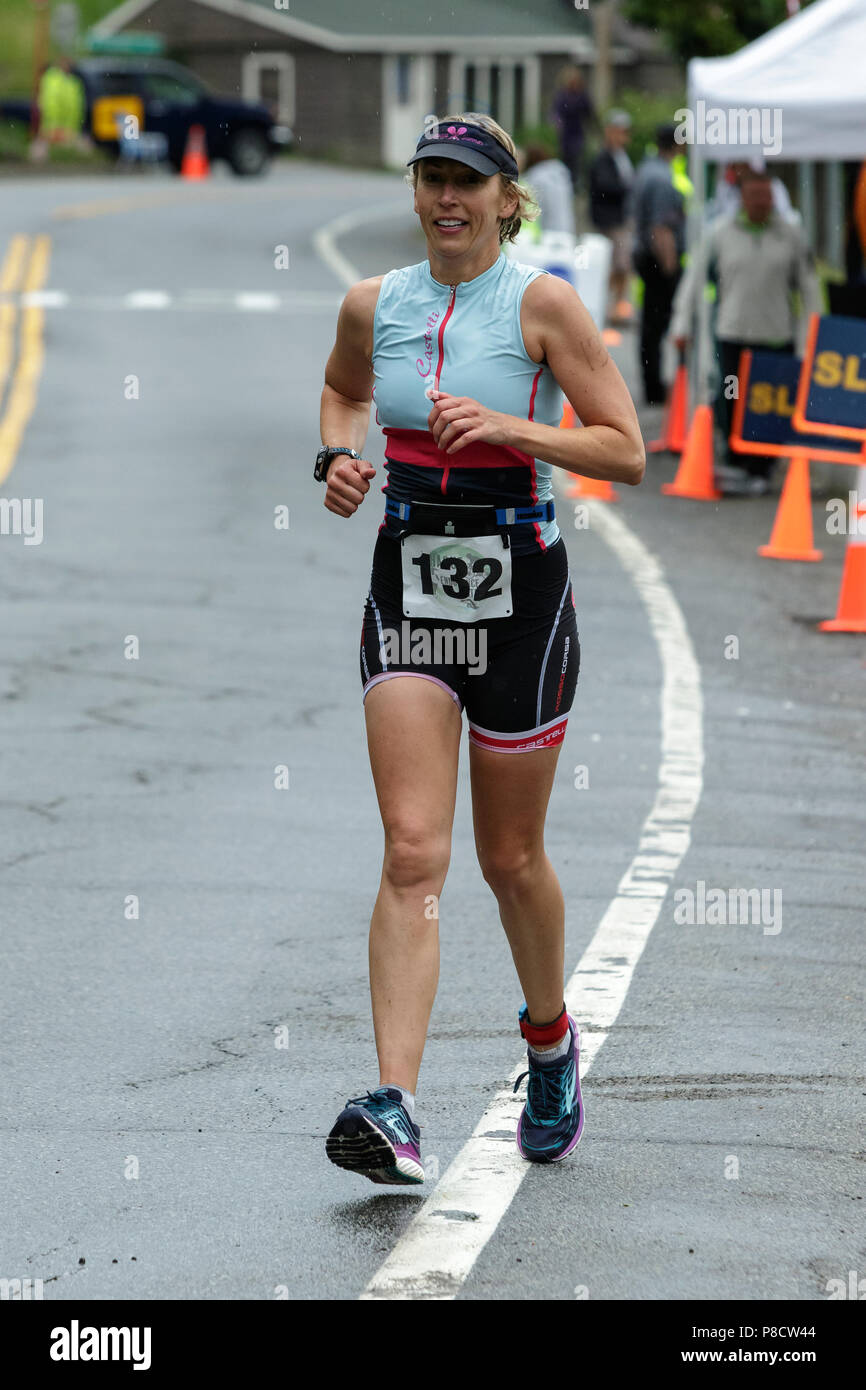 Les concurrents pendant la course dans le segment de La Haye 2018 Festival Endurance Triathlon olympique Banque D'Images