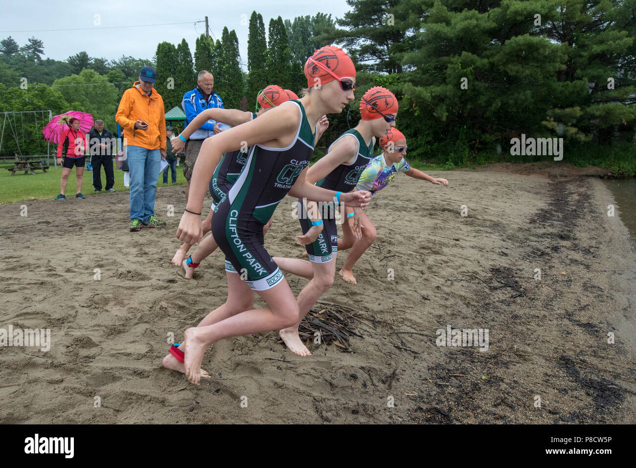 Début du segment natation de la Haye 2018 Festival Kid's Triathlon Endurance 12-17 group Banque D'Images