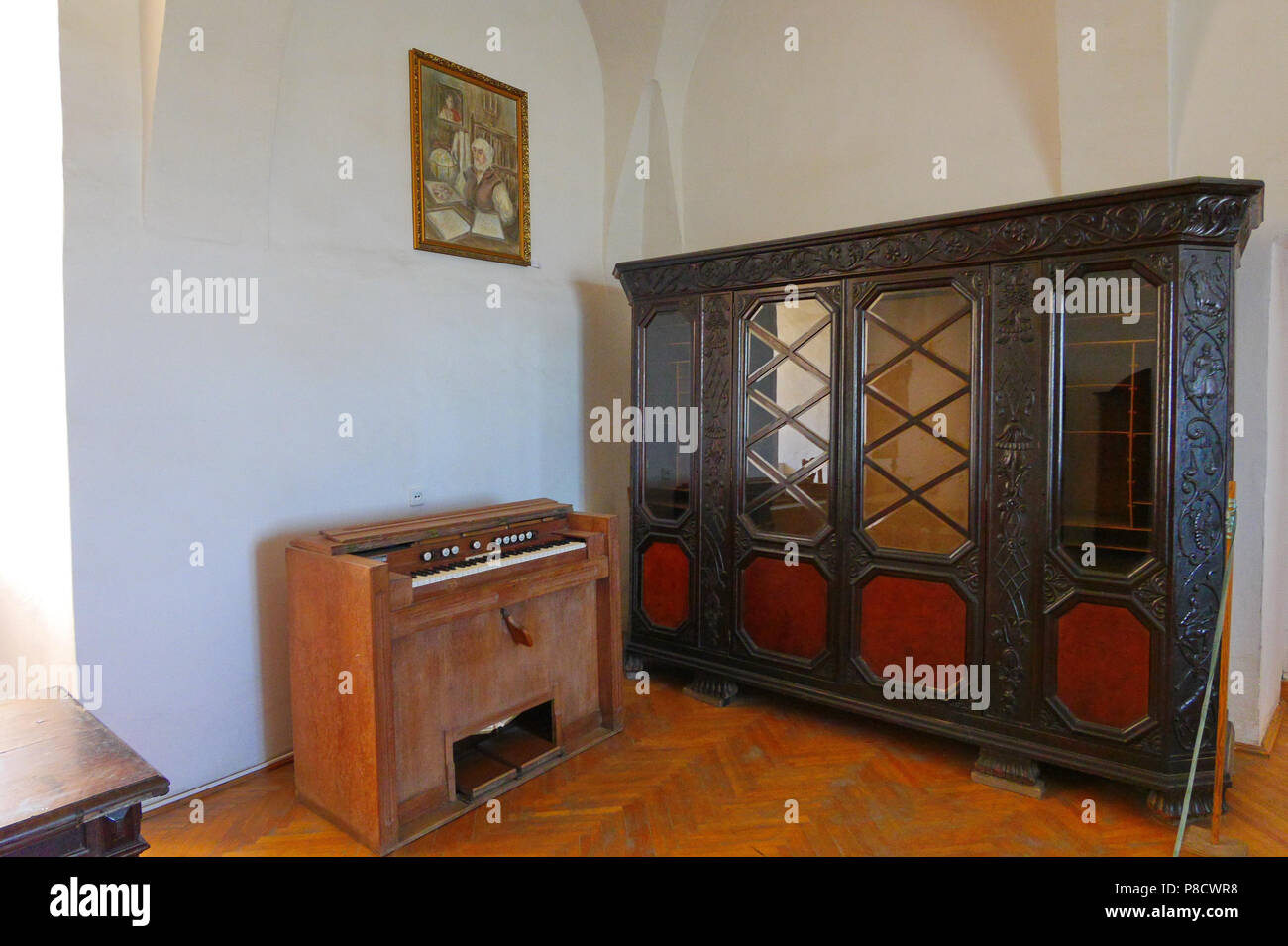 Une belle armoire ancienne avec un noir rose dera et grand piano exposées au musée . Pour votre conception Banque D'Images Une belle armoire ancienne avec un noir rose dera et grand piano exposées au musée . Pour votre conception Banque D'Images