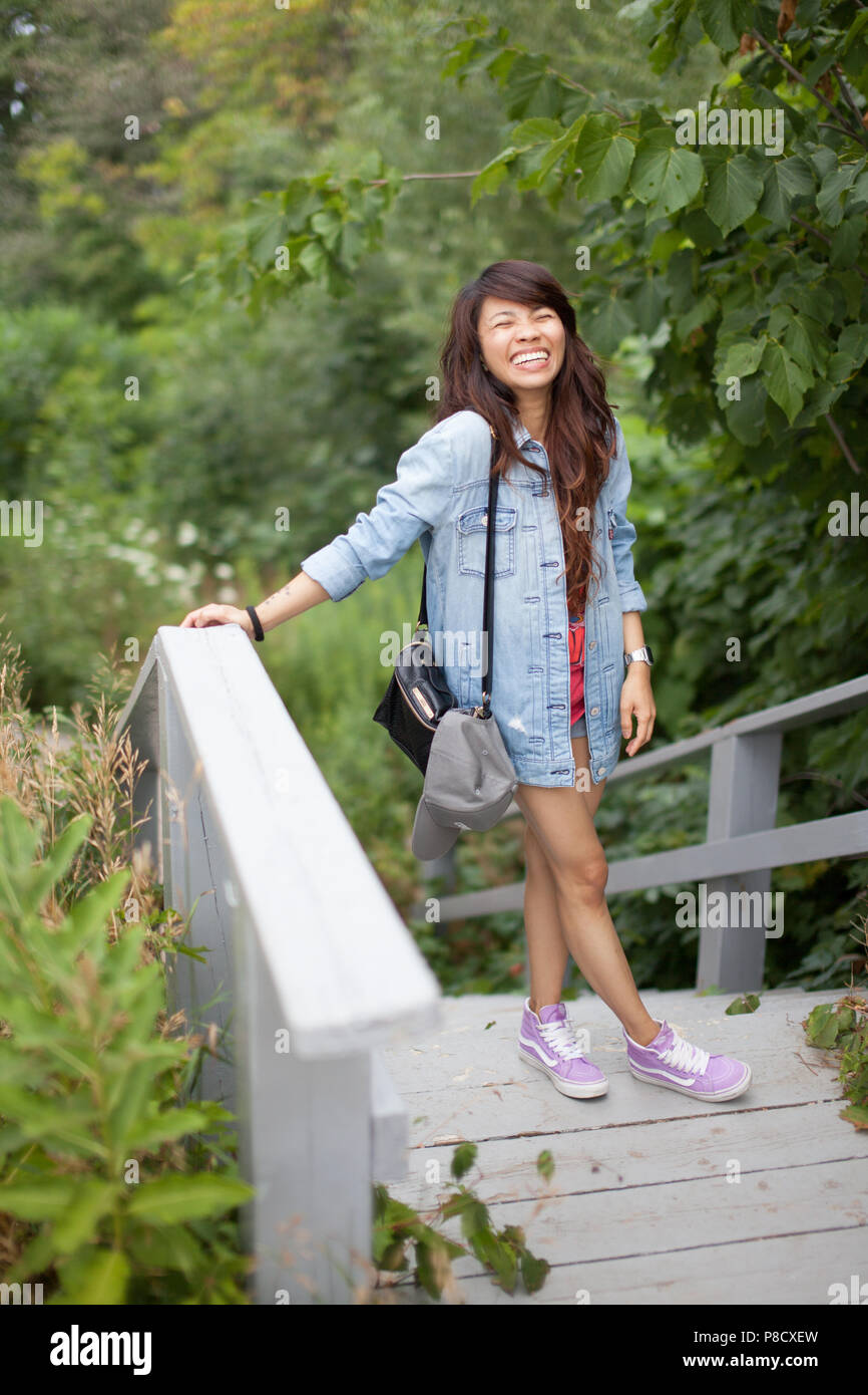 Une jeune asiatique (Philippines), femme porte des vêtements décontractés dans différents endroits autour de l'Ontario. Banque D'Images