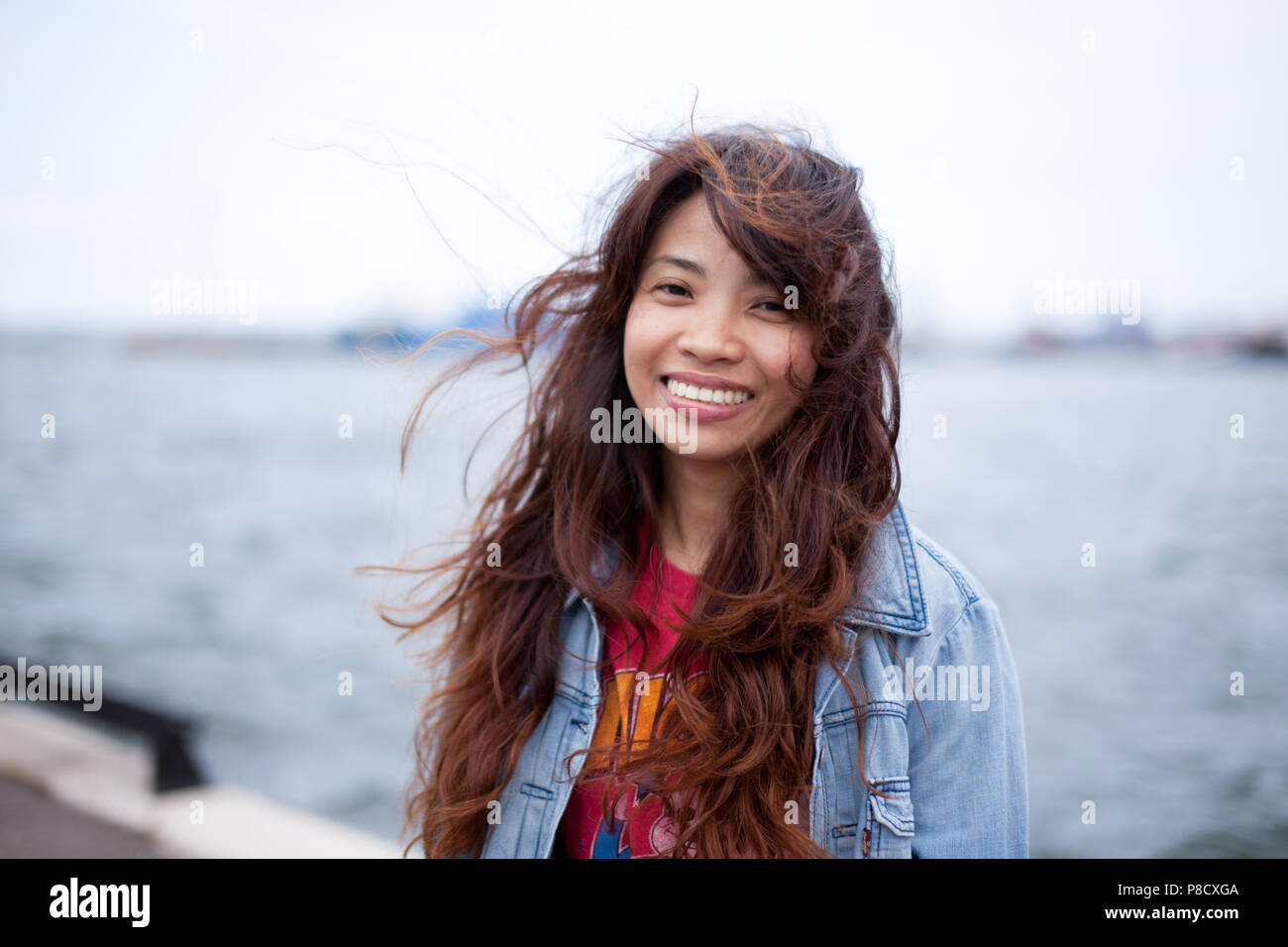 Une jeune asiatique (Philippines), femme porte des vêtements décontractés dans différents endroits autour de l'Ontario. Banque D'Images