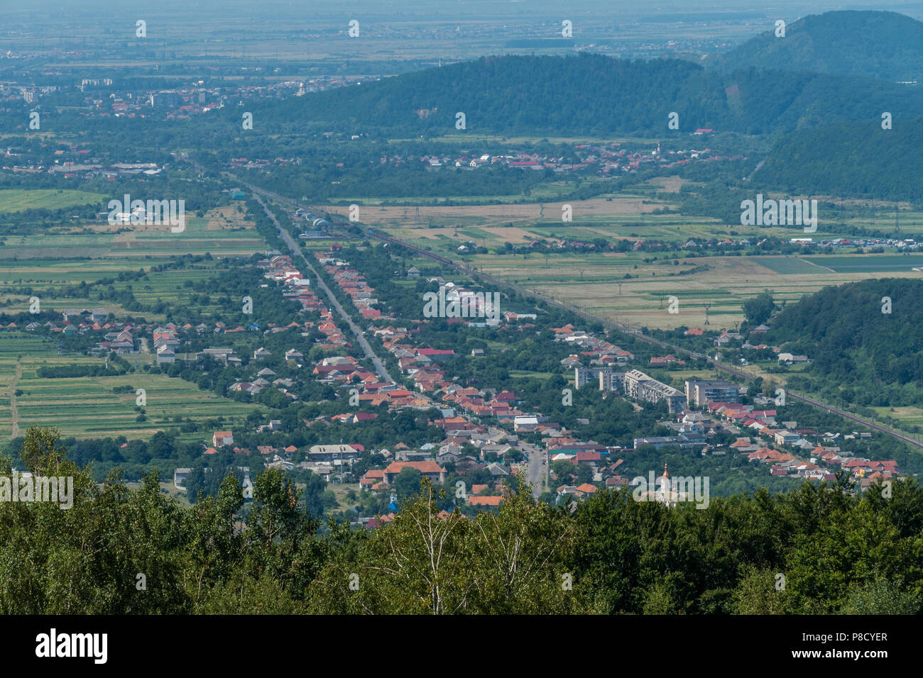 Ville de Transcarpathie avec toits rouges est situé dans une longue ligne sur la route . Pour votre conception Banque D'Images