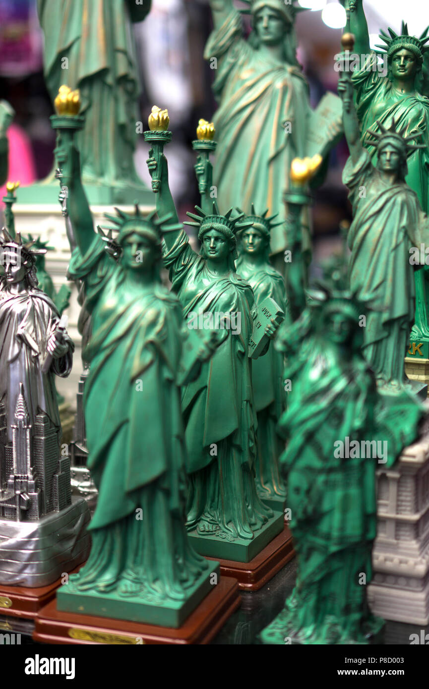 Beaucoup de statue de la liberté à proximité des souvenirs dans un magasin à new york city Banque D'Images