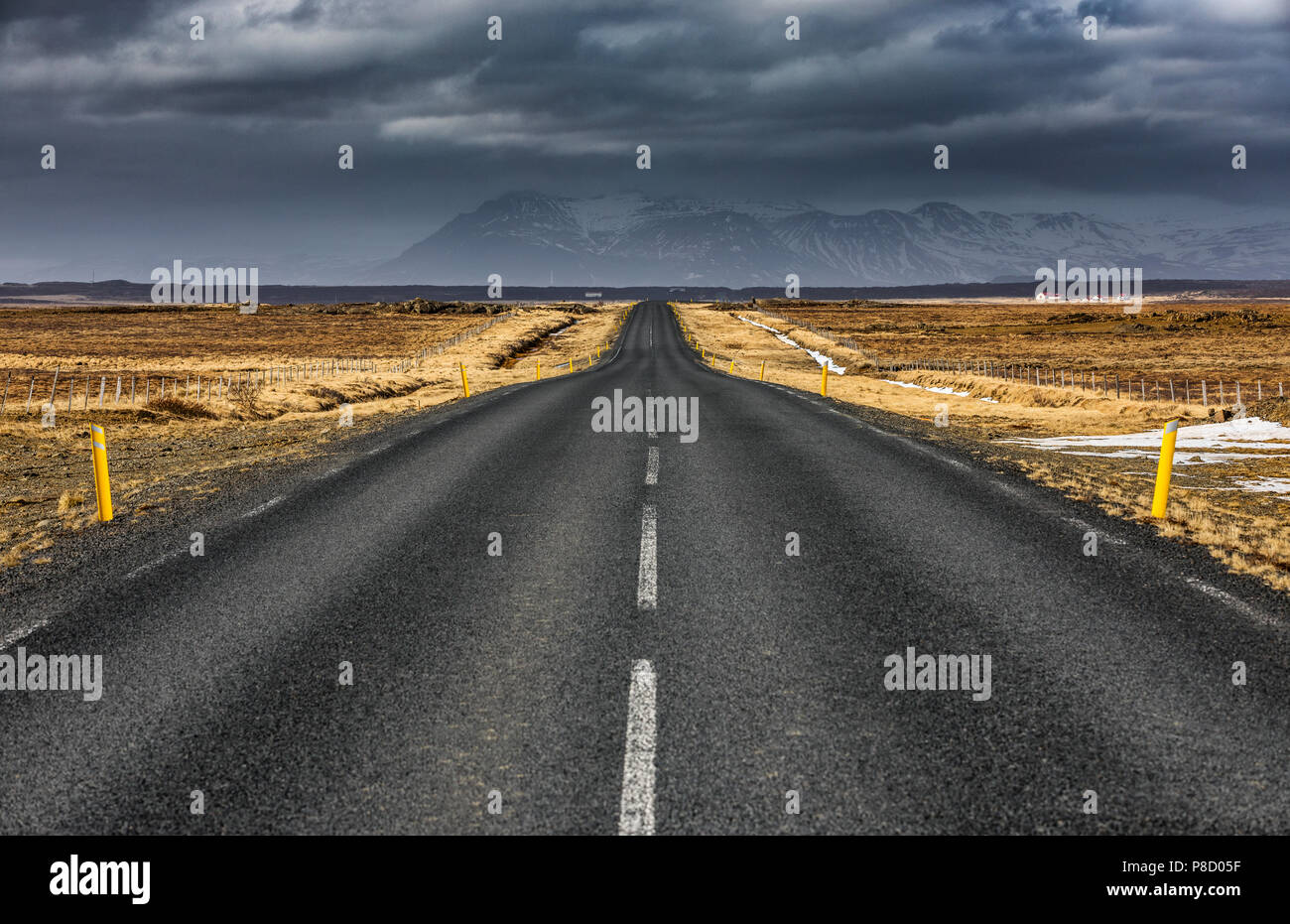 La route d'asphalte asphalte vide en Islande Banque D'Images