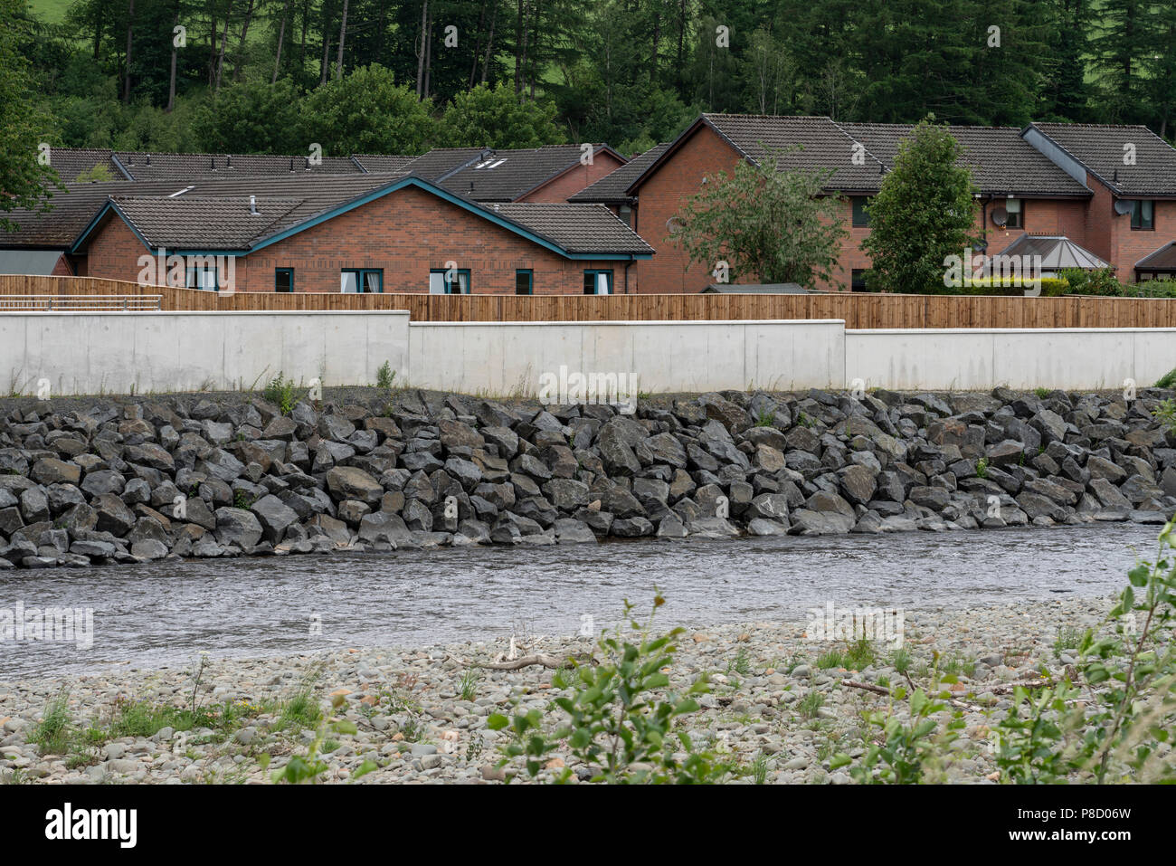 Selkirk, Scottish Borders, à pied et les banques de l'Ettrick Water - nouveaux murs et travaille à prévenir de futures inondations. Murs de pierre, avec des gabions en pl Banque D'Images