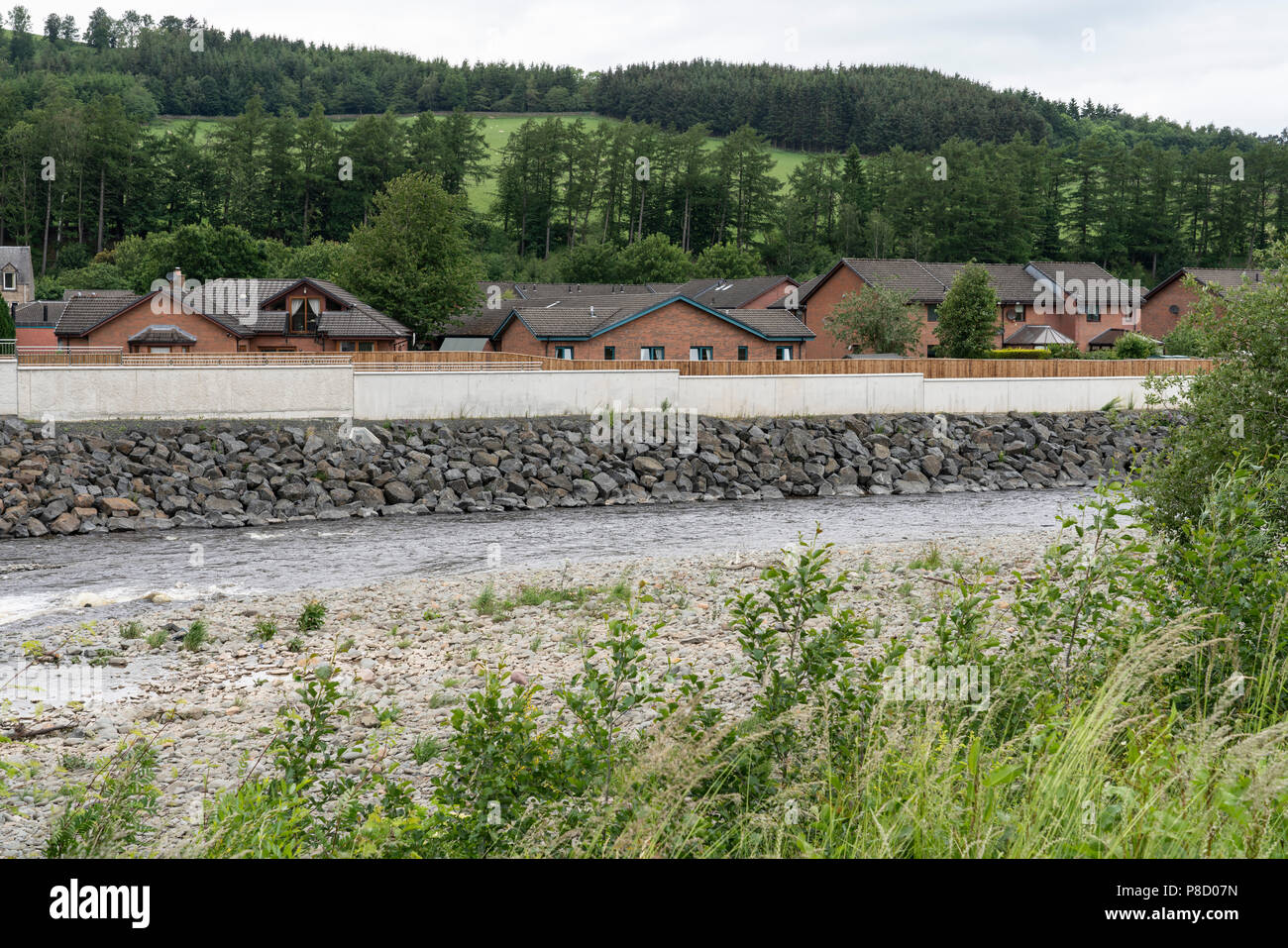 Selkirk, Scottish Borders, à pied et les banques de l'Ettrick Water - nouveaux murs et travaille à prévenir de futures inondations. Murs de pierre, avec des gabions en pl Banque D'Images