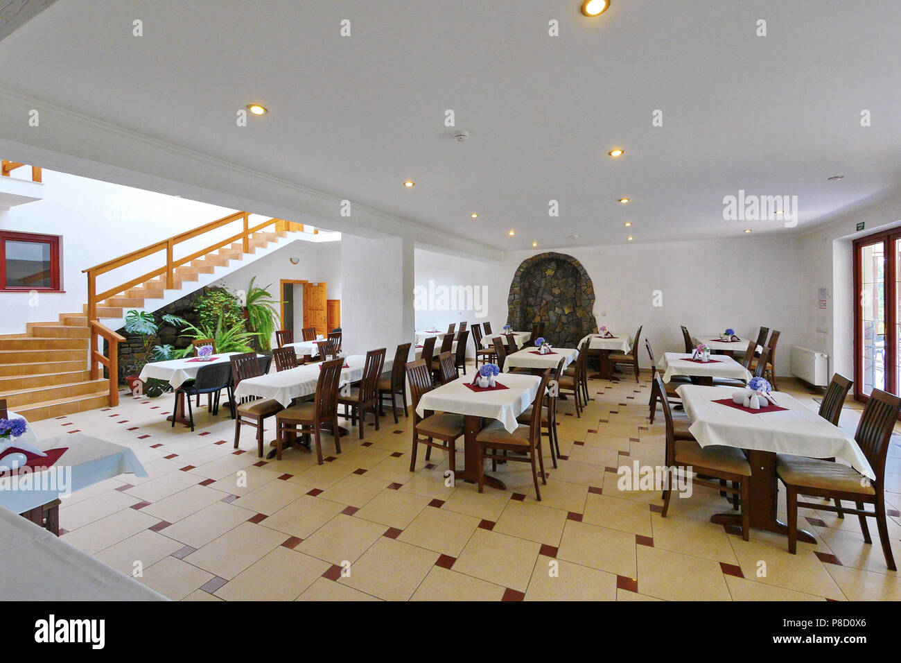 Hall de la rénovation moderne avec des tables en bois recouvertes de nappes blanches . Pour votre conception Banque D'Images