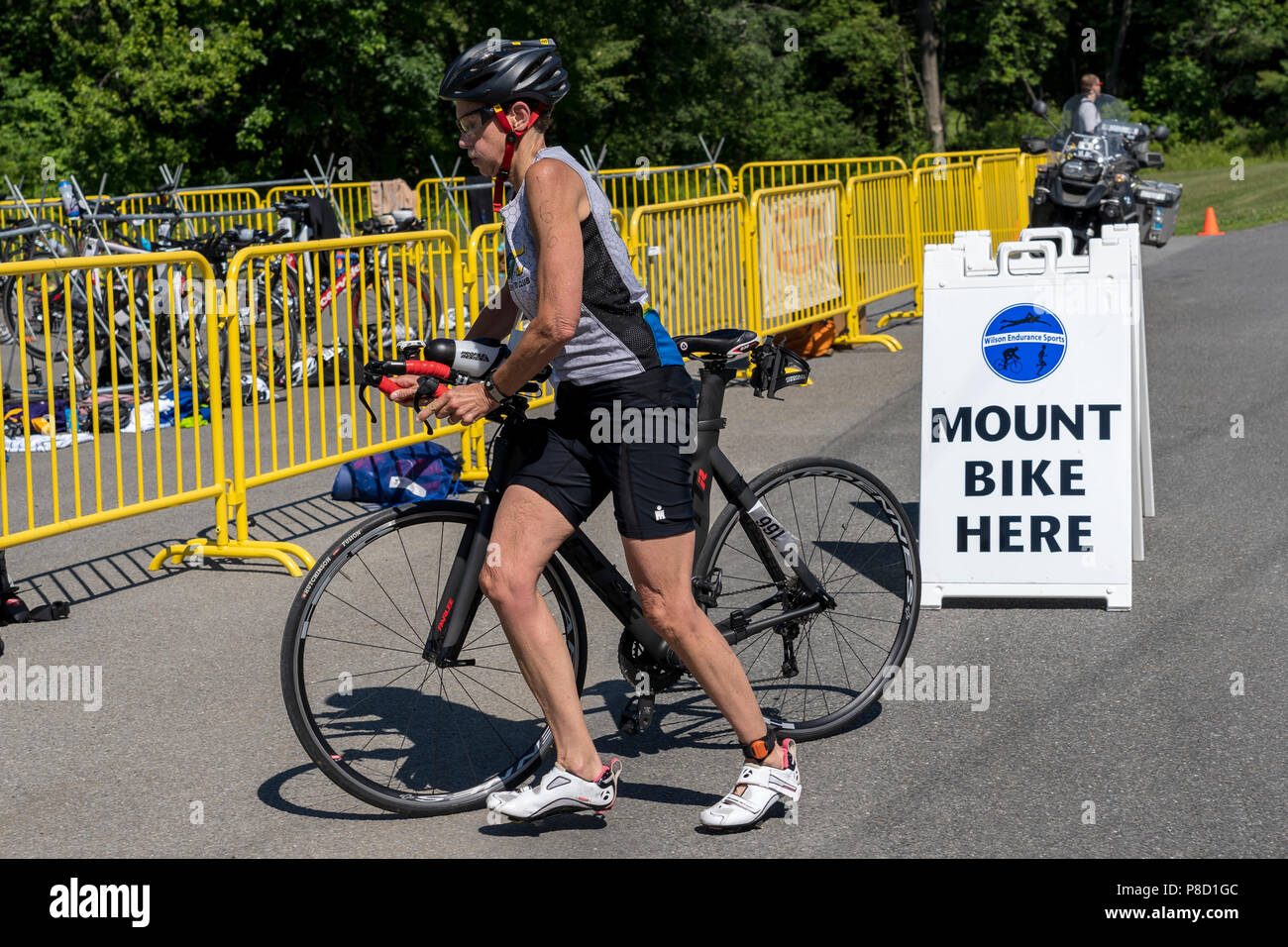 Kathleen Meany en compétition dans l'épreuve de cyclisme en 2018 le Triathlon Stissing Banque D'Images