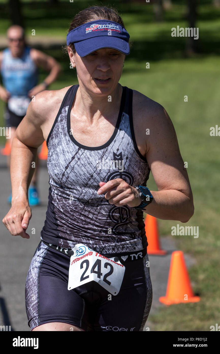 Arwen dans le compétiteur Lawson dans le segment run 2018 Triathlon Stissing Banque D'Images