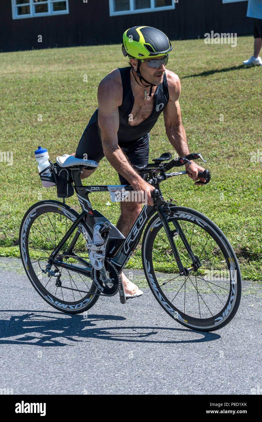 Homme concurrent dans l'épreuve de cyclisme en 2018 le Triathlon Stissing Banque D'Images