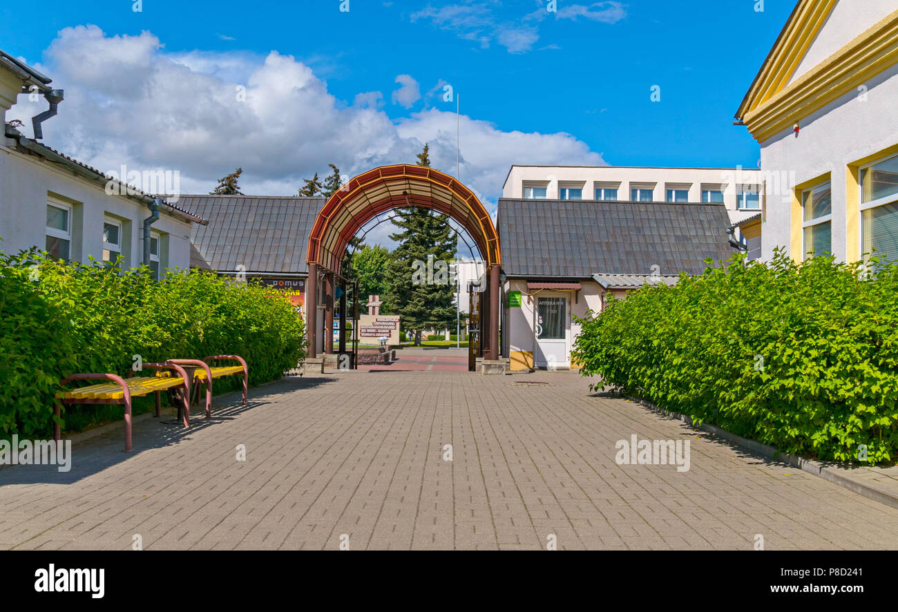 Entrée par l'arche d'un quartier calme avec buissons verts et bancs . Pour votre conception Banque D'Images