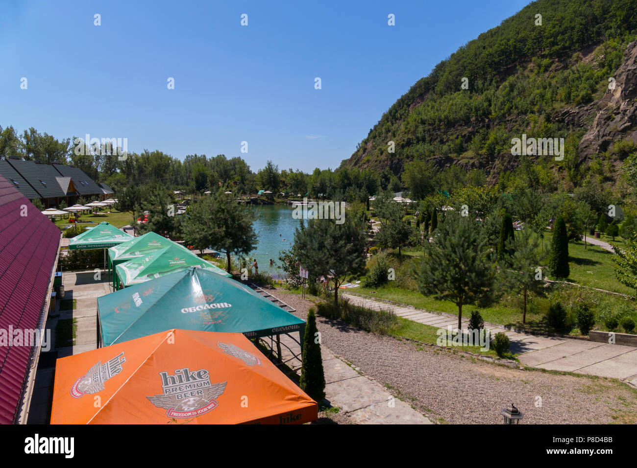 Beach espace vert avec tentes, et des transats autour des verts lac de montagne . Pour votre conception Banque D'Images