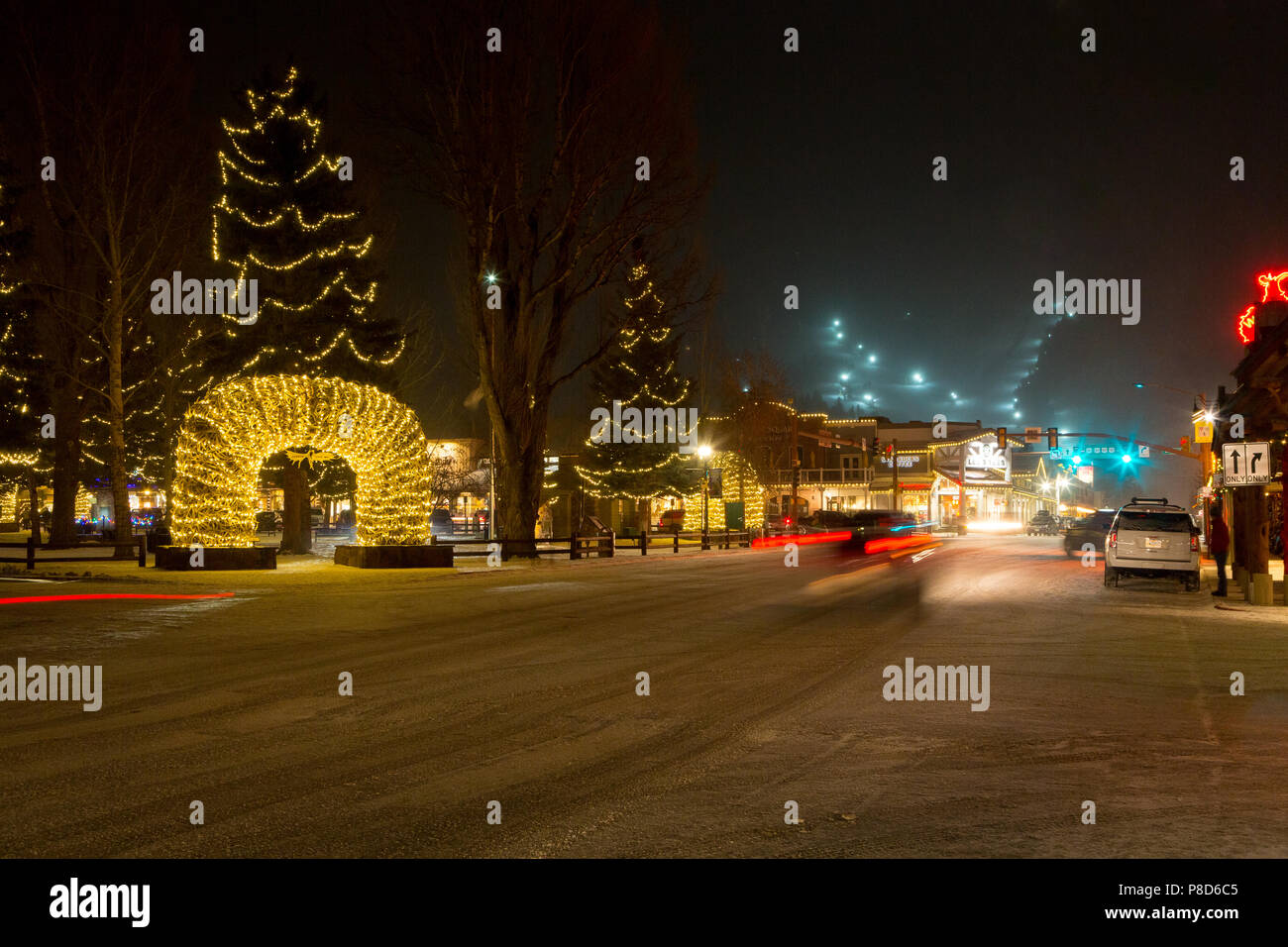 Centre-ville de Jackson éclairés avec des lumières de Noël sur une soirée d'hiver avec le roi de la Neige Ski de nuit d'équitation dans l'arrière-plan. Jackson, Wyo Banque D'Images