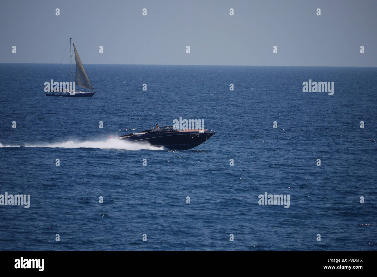 Un puissant bateau avec les touristes disséquer les eaux de la mer bleue et un bateau à bateau flottant à proximité. . Pour votre conception Banque D'Images