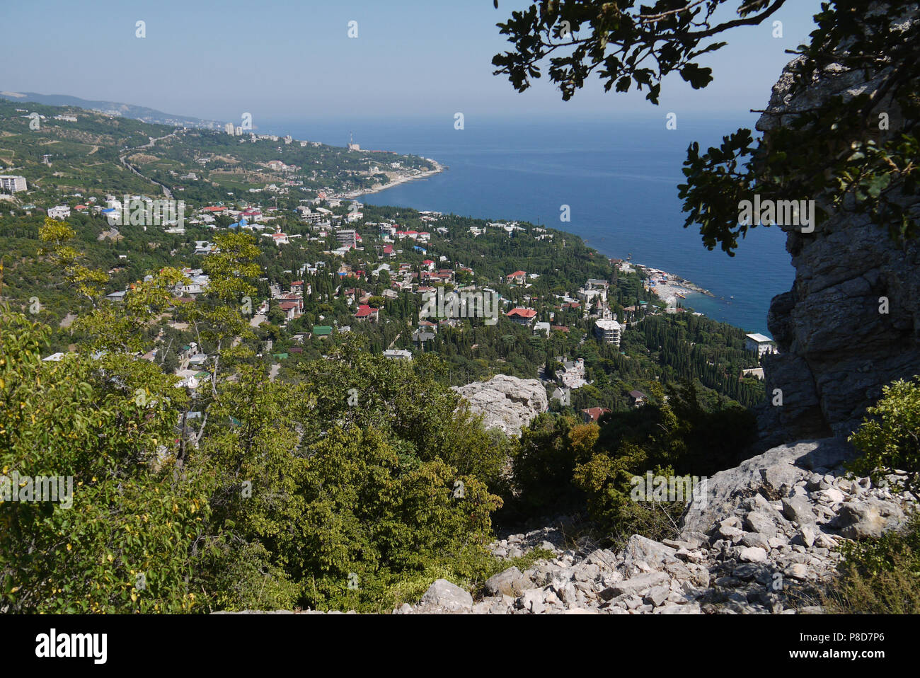 Un petit rocher sur l'arrière-plan d'une belle ville côtière tranquille sous un ciel bleu . Pour votre conception Banque D'Images