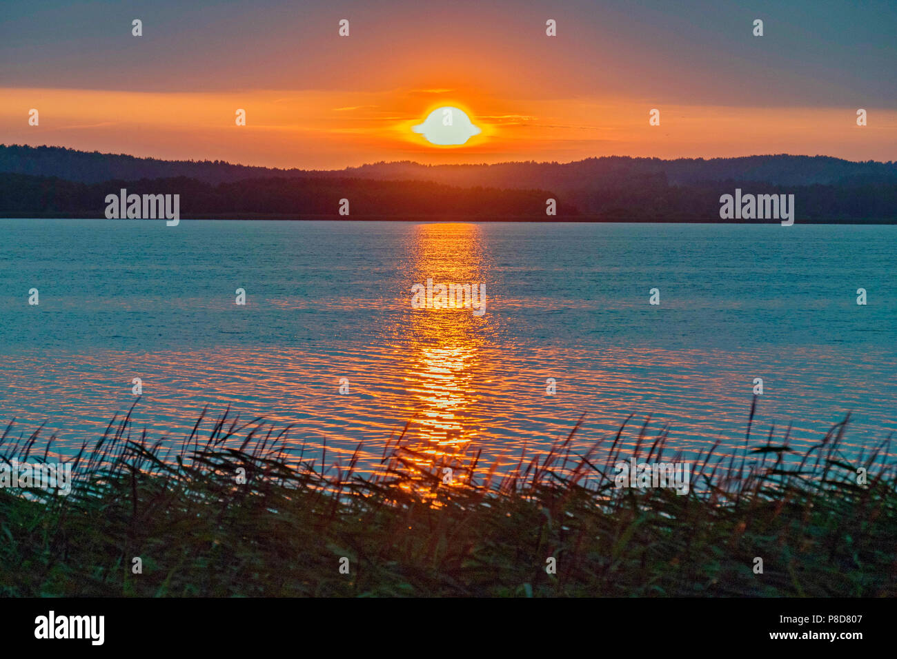 Mer calme sur l'arrière-plan d'un magnifique coucher de soleil de feu . Pour votre conception Banque D'Images