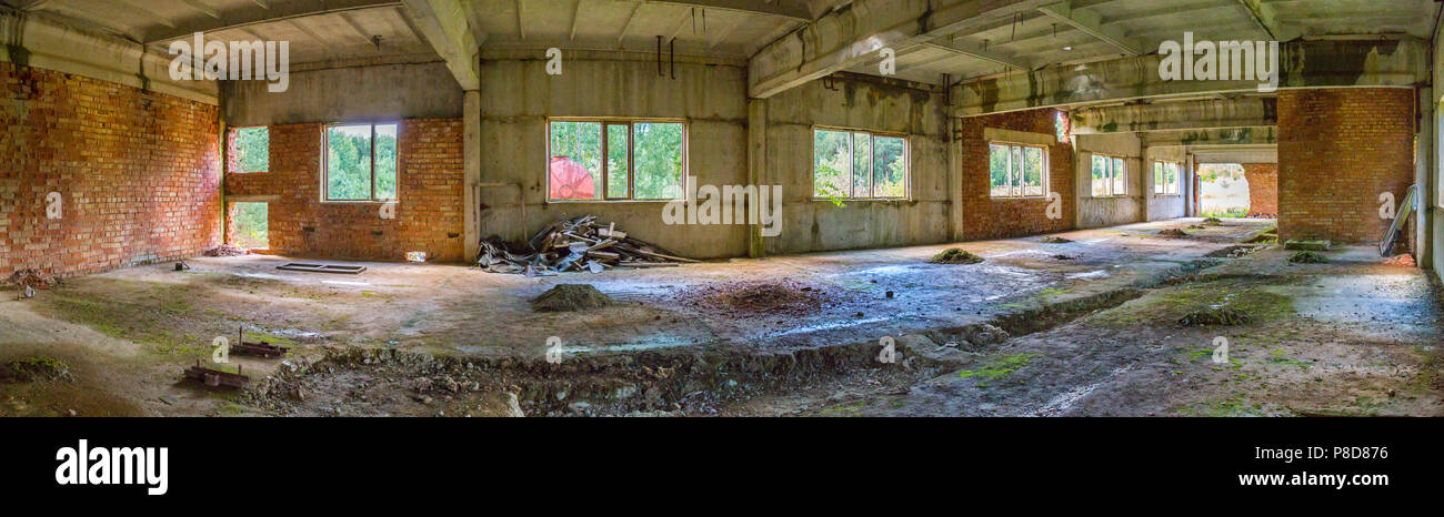 Chambre déserte vide d'un bâtiment abandonné au milieu d'une vaste forêt dense, . Pour votre conception Banque D'Images