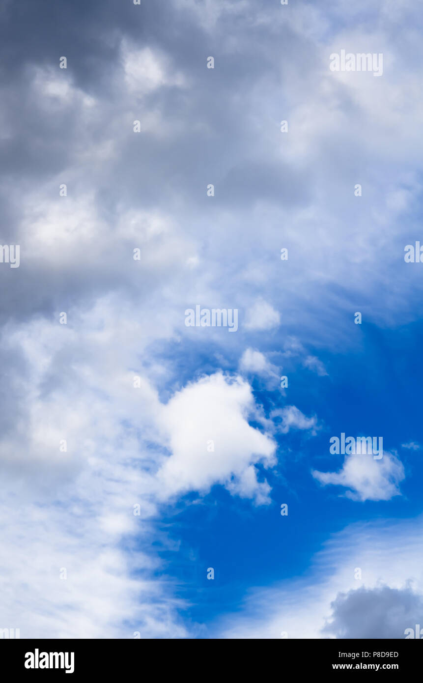 Ciel bleu avec des nuages en arrière-plan Banque D'Images