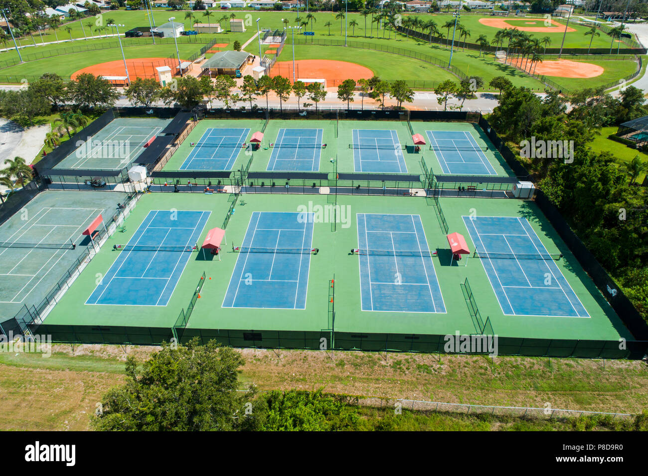 Vue aérienne de dix courts de tennis vide complet avec lignes et filets Banque D'Images Vue aérienne de dix courts de tennis vide complet avec lignes et filets Banque D'Images