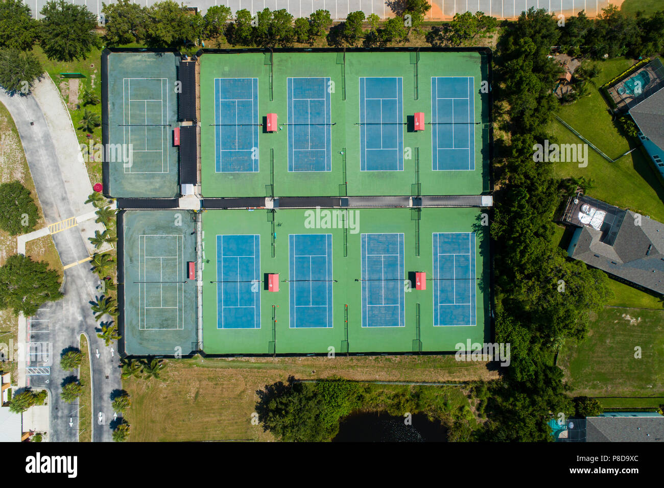 Vue aérienne de dix courts de tennis vide complet avec lignes et filets Banque D'Images Vue aérienne de dix courts de tennis vide complet avec lignes et filets Banque D'Images