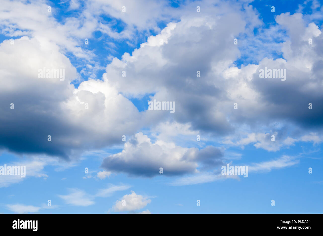 Ciel bleu avec des nuages blancs résumé Banque D'Images