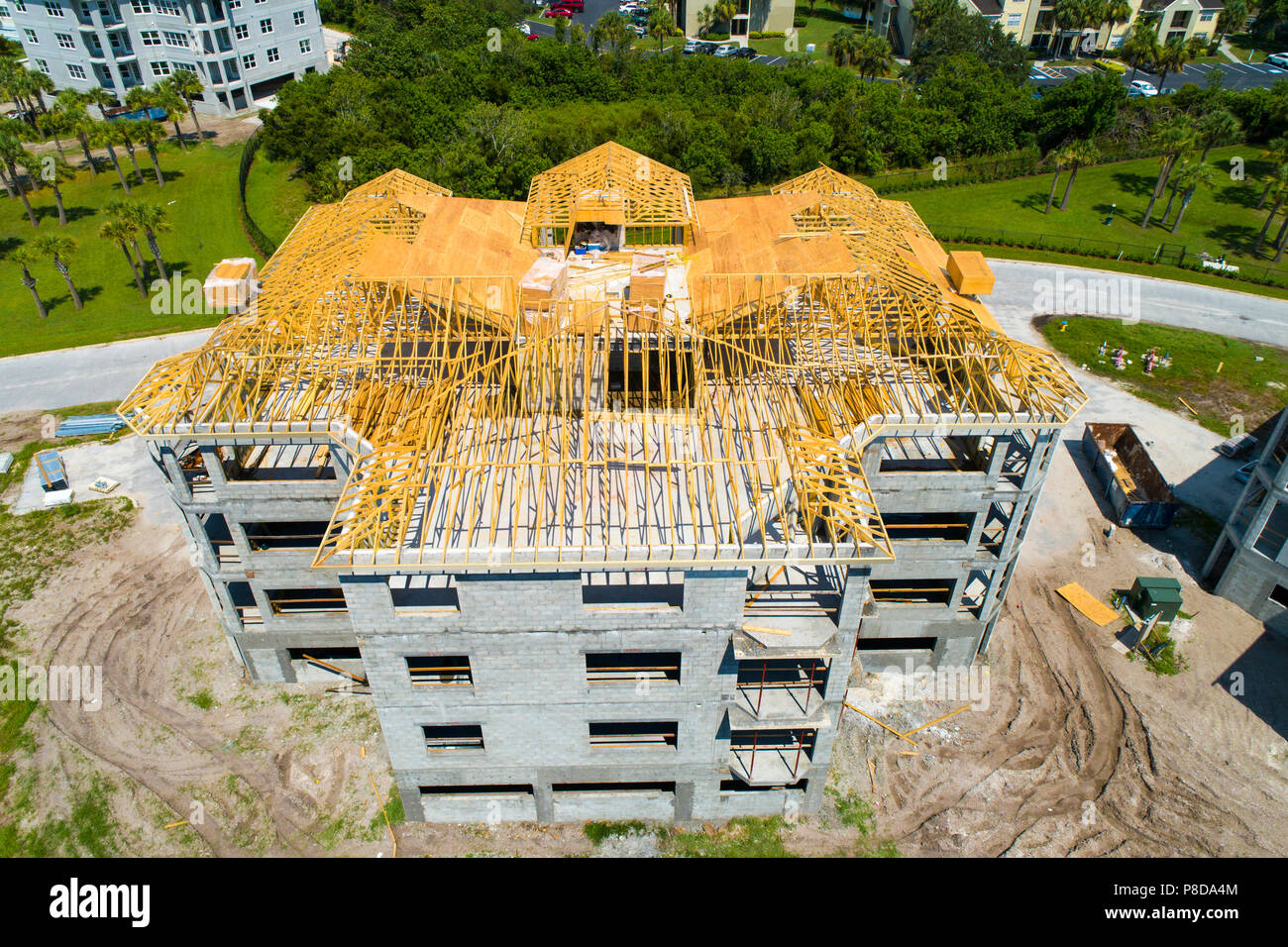 Vue aérienne de la construction de nouvelles habitations en copropriété avec ossature en bois au sommet d'un bloc de ciment de 9 unités d'accueil individuel Banque D'Images