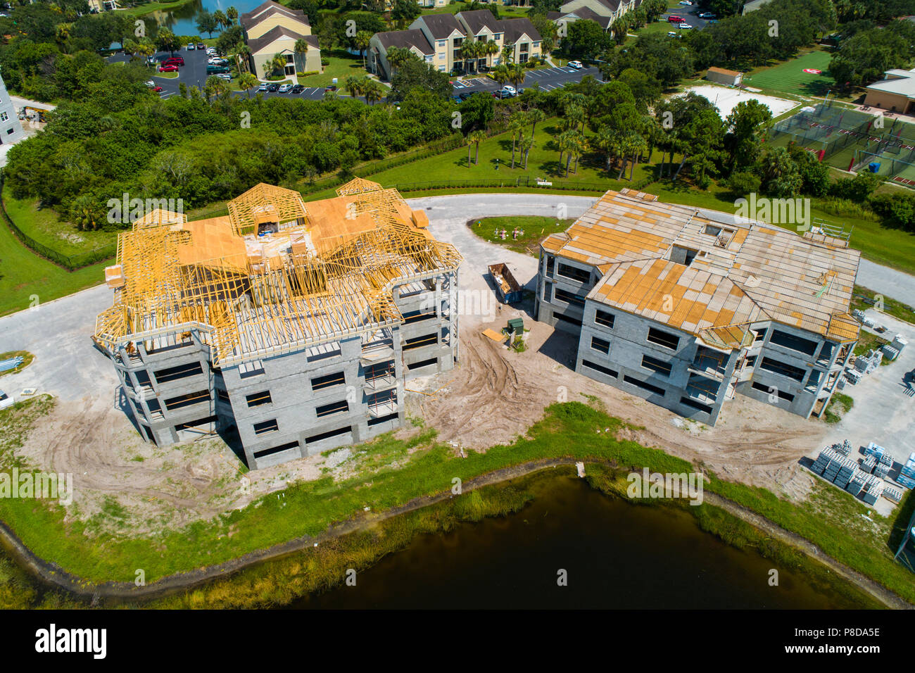 Vue aérienne de la construction de nouvelles habitations en copropriété avec ossature en bois au sommet d'un bloc de ciment de 9 unités d'accueil individuel Banque D'Images