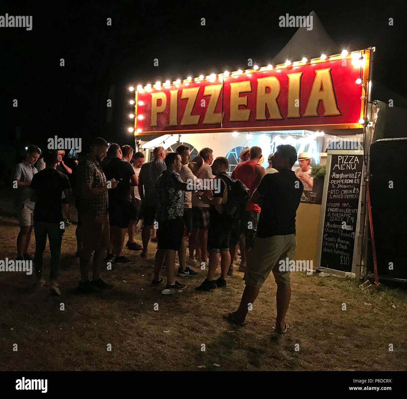 Pizzeria au festival dans la nuit avec un groupe de personnes, Silverstone Woodlands, Formule 1, Grand Prix de Grande-Bretagne, Northampton, England, UK Banque D'Images