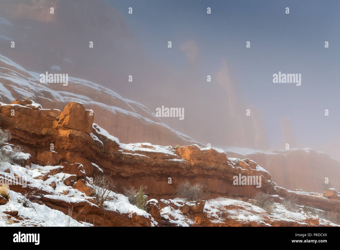Une récente chute de neige Neige laissant couvrant les corniches de grès et de buttes le long de la piste de l'Avenue du Parc. Arches National Park, Utah Banque D'Images