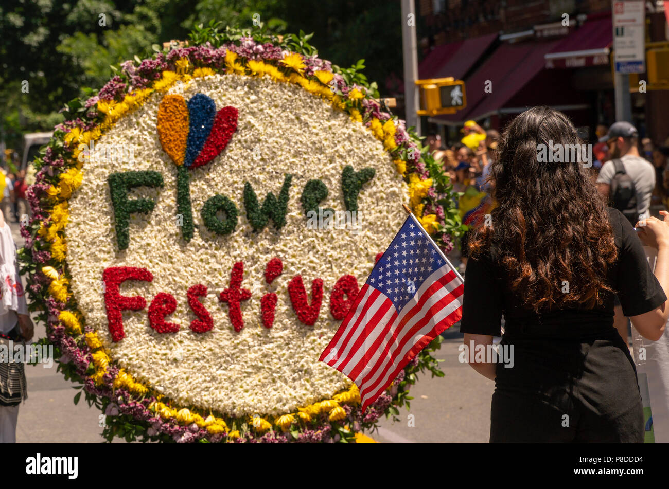 Les participants à la 9e Parade des fleurs annuelles (Desfile de las Flores) dans le quartier de Jackson Heights Queens à New York, le dimanche 8 juillet 2018. Le défilé avec silleteros, vendeurs de fleurs, portant des médaillons de fleurs sur leur dos comme les silleteros qui les portent sur leur dos en bas de la montagne en Colombie autour de la ville de Medellin pour vendre au marché. Banque D'Images