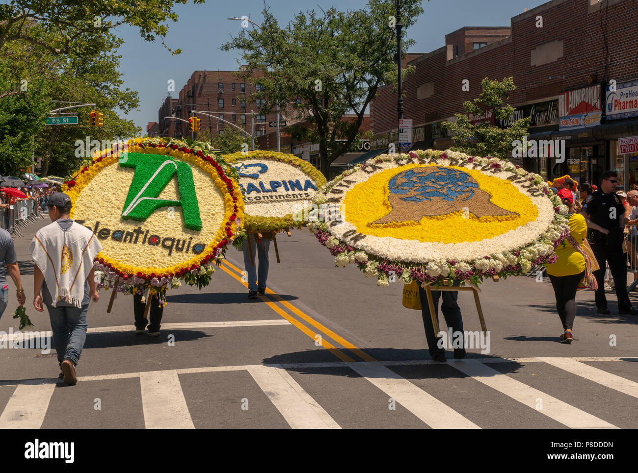 Les participants à la 9e Parade des fleurs annuelles (Desfile de las Flores) dans le quartier de Jackson Heights Queens à New York, le dimanche 8 juillet 2018. Le défilé avec silleteros, vendeurs de fleurs, portant des médaillons de fleurs sur leur dos comme les silleteros qui les portent sur leur dos en bas de la montagne en Colombie autour de la ville de Medellin pour vendre au marché. Banque D'Images