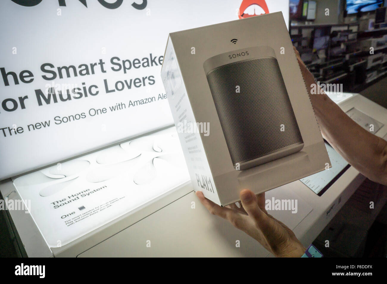 Un client choisit un orateur de marque Sonos dans un magasin Best Buy à New Yorkon vendredi, Juillet 6, 2018. Sonos a déposé pour un premier appel public à l'épargne à la bourse Nasdaq. (© Richard B. Levine) Banque D'Images