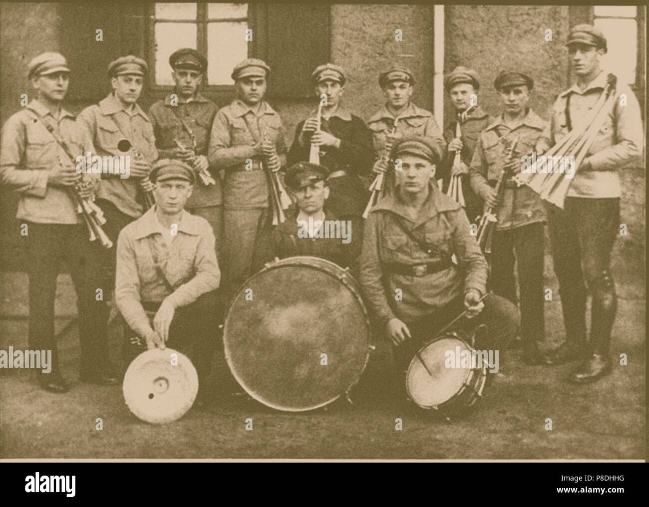 La fanfare de la Ligue des combattants avant rouge de Wiebelskirchen. Première ligne droite Erich Honecker. Musée : l'État russe et Film Photo Archive, Moscow. Banque D'Images