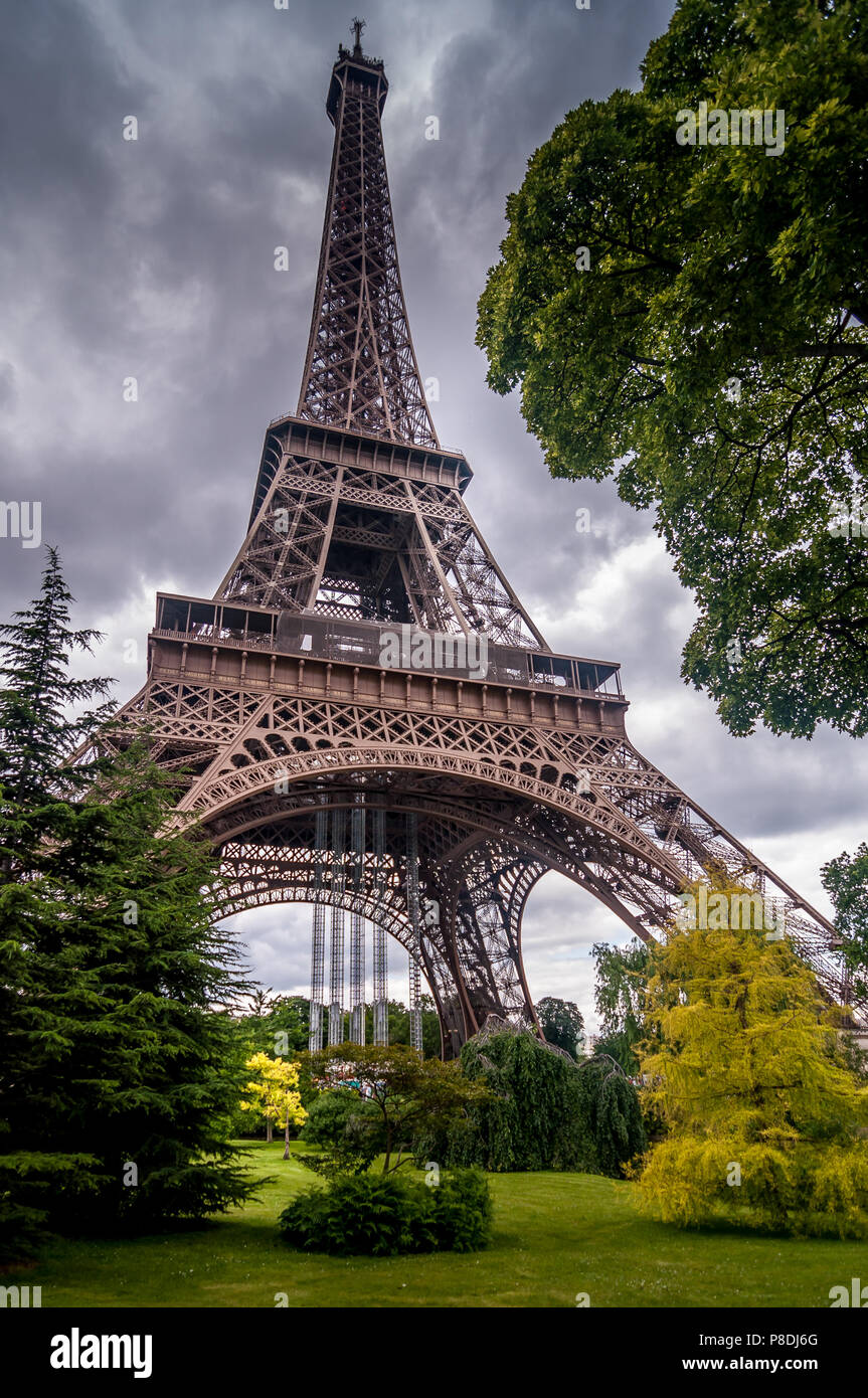 Une approche différente de l'un des monuments les plus photographiés dans le monde. La Tour Eiffel, en France. Banque D'Images