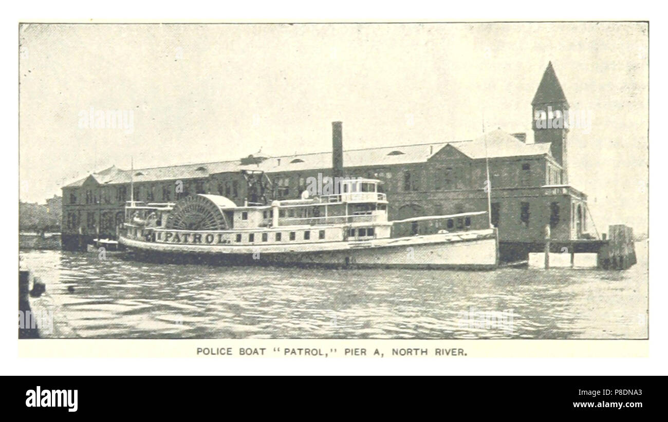 532 bateaux de patrouille de police 'Pier', une rivière du Nord. Banque D'Images