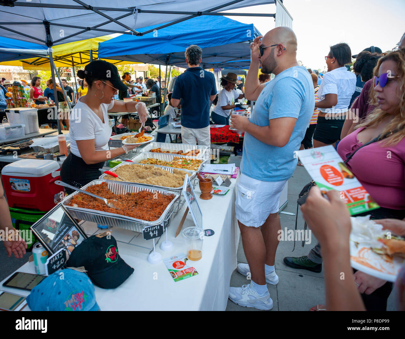 Les gourmets se rendent dans la soirée d'ouverture du marché de nuit de Bronx dans Fordham Plaza dans le Bronx à New York, le samedi 30 juin, 2018. Le tout premier marché gourmand dans le Bronx dispose de fournisseurs l'arrondissement servant des plats mettant en vedette les polyglot d'ethnies qui composent l'arrondissement. Le marché aura lieu le dernier samedi du mois jusqu'en octobre. (© Richard B. Levine) Banque D'Images