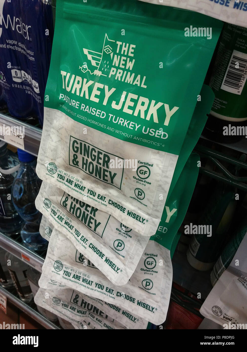 Les paquets de la nouvelle marque Primal saccadé de la Turquie dans un supermarché de New York le lundi, Juillet 2, 2018. Les ventes de charque ont été de plus de 1 milliards de dollars aux États-Unis en 2017 avec une grande partie de la croissance provenant de marques premium et artisanale favorisée par la génération du nouveau millénaire. Les nouvelles marques occupent le "mieux-pour-vous' marketing de l'espace. (© Richard B. Levine) Banque D'Images