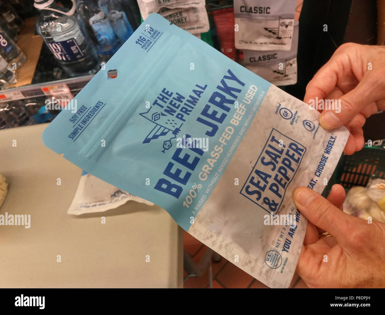 Les paquets de la nouvelle marque de la charque Primal dans un supermarché de New York le lundi, Juillet 2, 2018. Les ventes de charque ont été de plus de 1 milliards de dollars aux États-Unis en 2017 avec une grande partie de la croissance provenant de marques premium et artisanale favorisée par la génération du nouveau millénaire. Les nouvelles marques occupent le "mieux-pour-vous' marketing de l'espace. (Â© Richard B. Levine) Banque D'Images