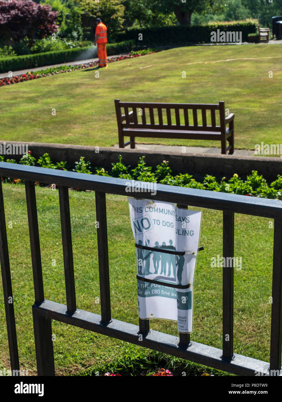 Coldstream, ville frontière écossais - Henderson Park, un jardin du souvenir. Chien anti fouling, avis d'avertissement amende. Banque D'Images