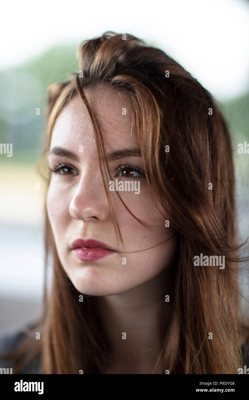 Visage d'une jolie fille avec les yeux étincelants d'un comité permanent à l'extérieur. Focus sélectif. Close up. Banque D'Images