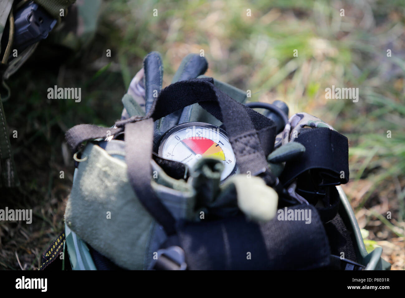 CONSTANTA, Roumanie - 23 juin 2018 : l'équipement des parachutistes militaires roumains se sont couchés sur le sol avant un saut, le 23 juin Banque D'Images