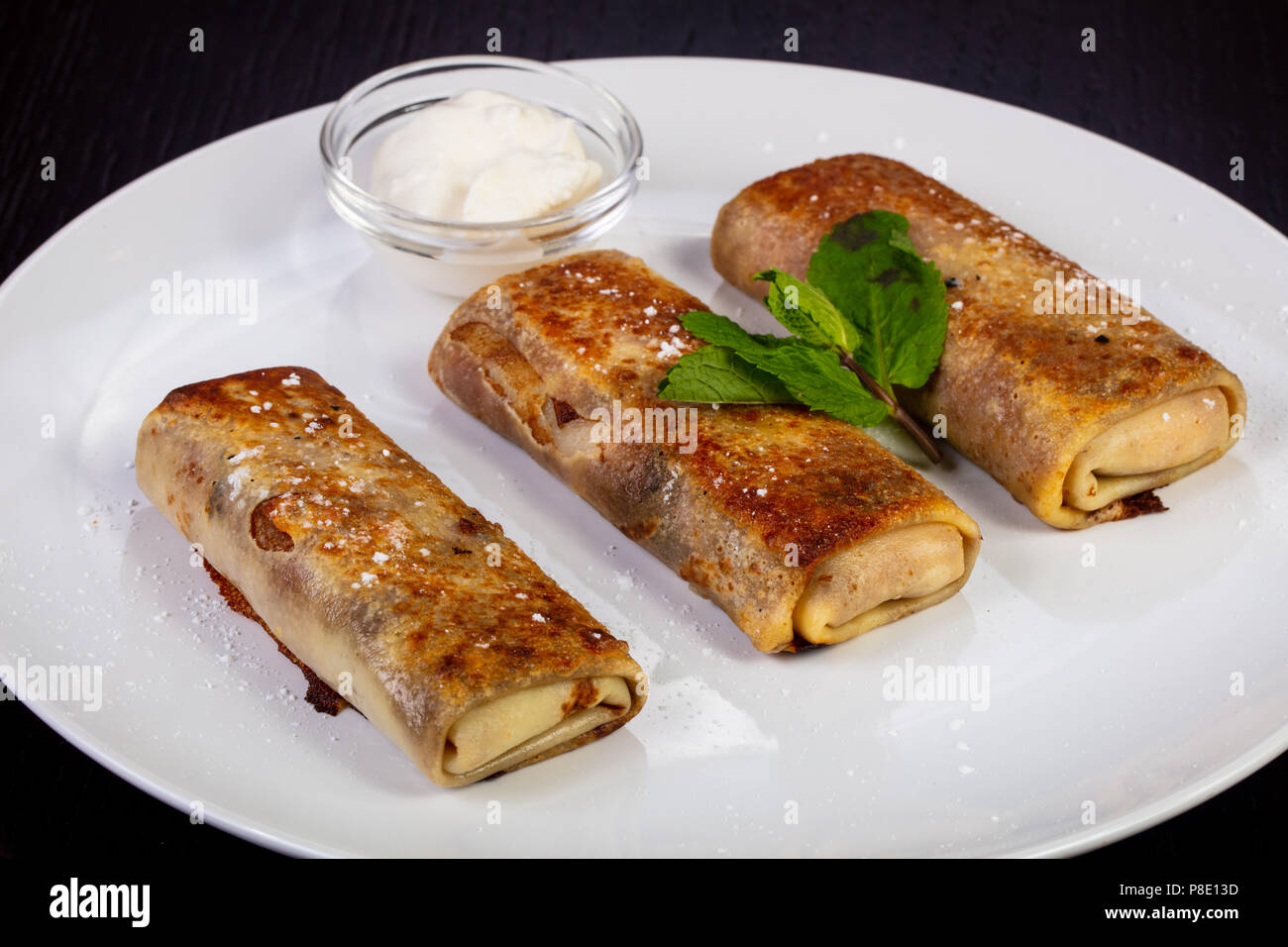 Rouleaux de crêpes délicieux avec du fromage cottage Banque D'Images