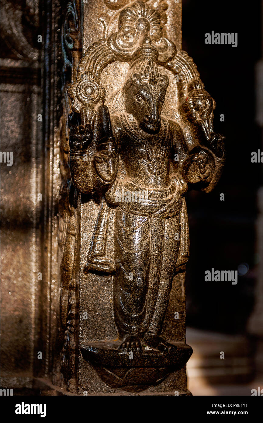 La sculpture de l'ancien temple hindou à Mumbai, Maharashtra, Inde. Ces sculptures représentent des histoires mythologiques et des événements, plus précisément de Ramayan Banque D'Images