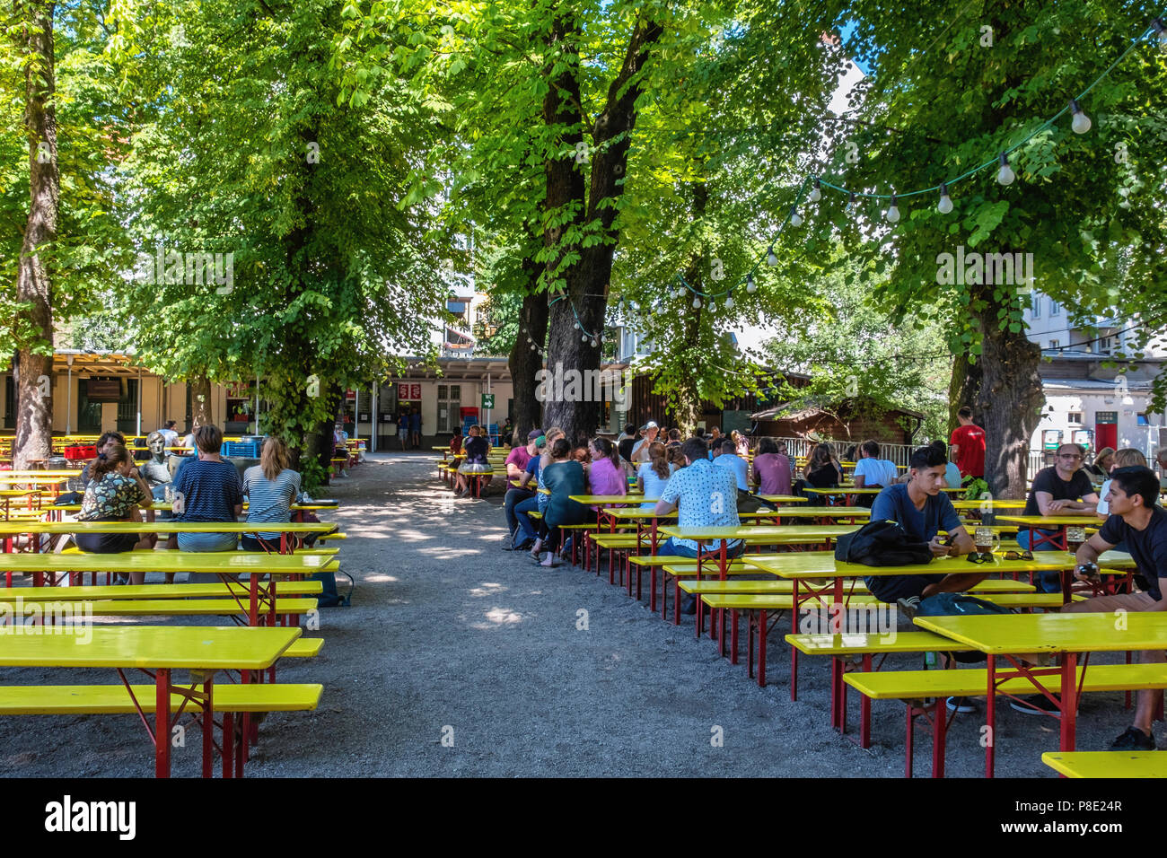 Prenzlauerberg à Berlin. Prater Garten jardin de bière, de libre-service café en plein air sous les marronniers, avec bières locales Banque D'Images