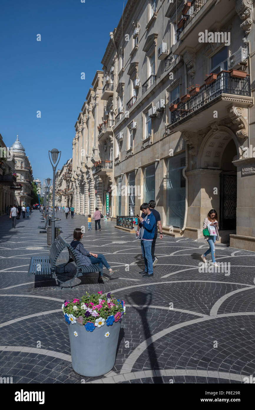 Les piétons sur la rue Nizami à Bakou, Azerbaïdjan Banque D'Images