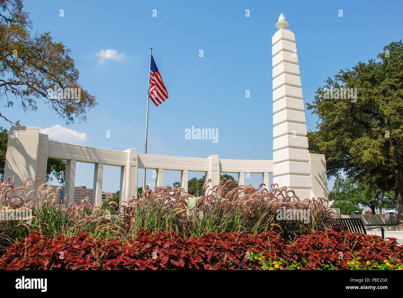 Vue paysage grand angle du monument à John F Kennedy sur Dealey Plaza à Dallas, Texas Banque D'Images